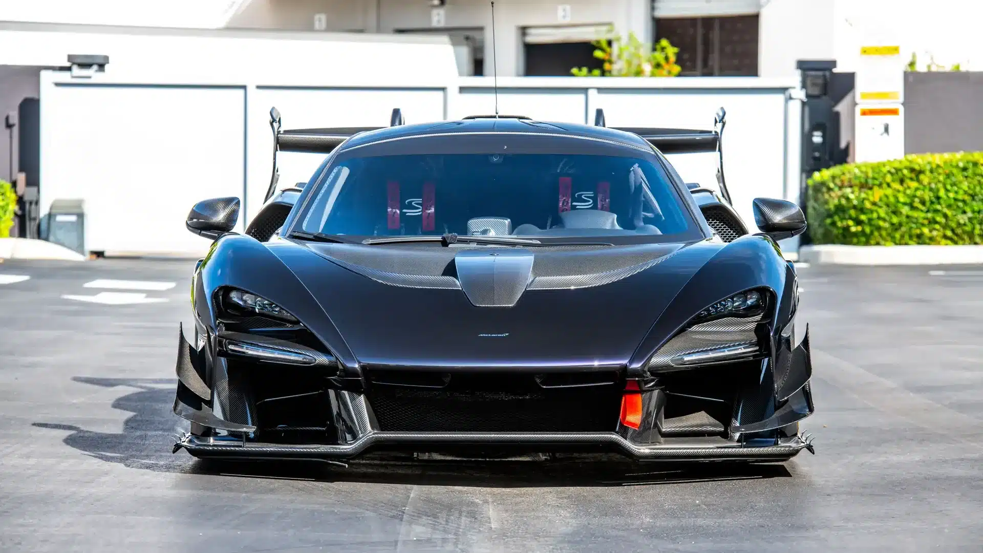 McLaren Senna GTR in Amethyst Black von vorne mit ausgeprägten Aerodynamik-Elementen und großem Heckflügel.