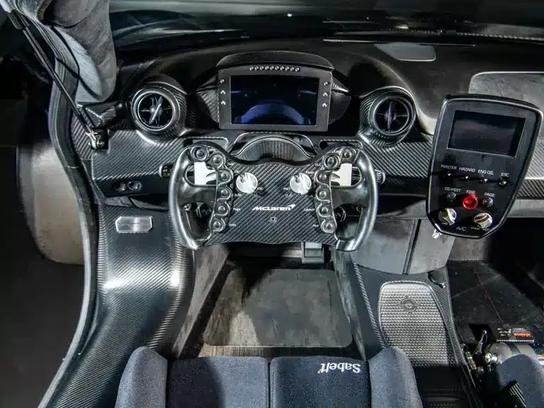 Innenraum des McLaren Senna GTR mit Karbon, Racing-Lenkrad und digitalem Display.
