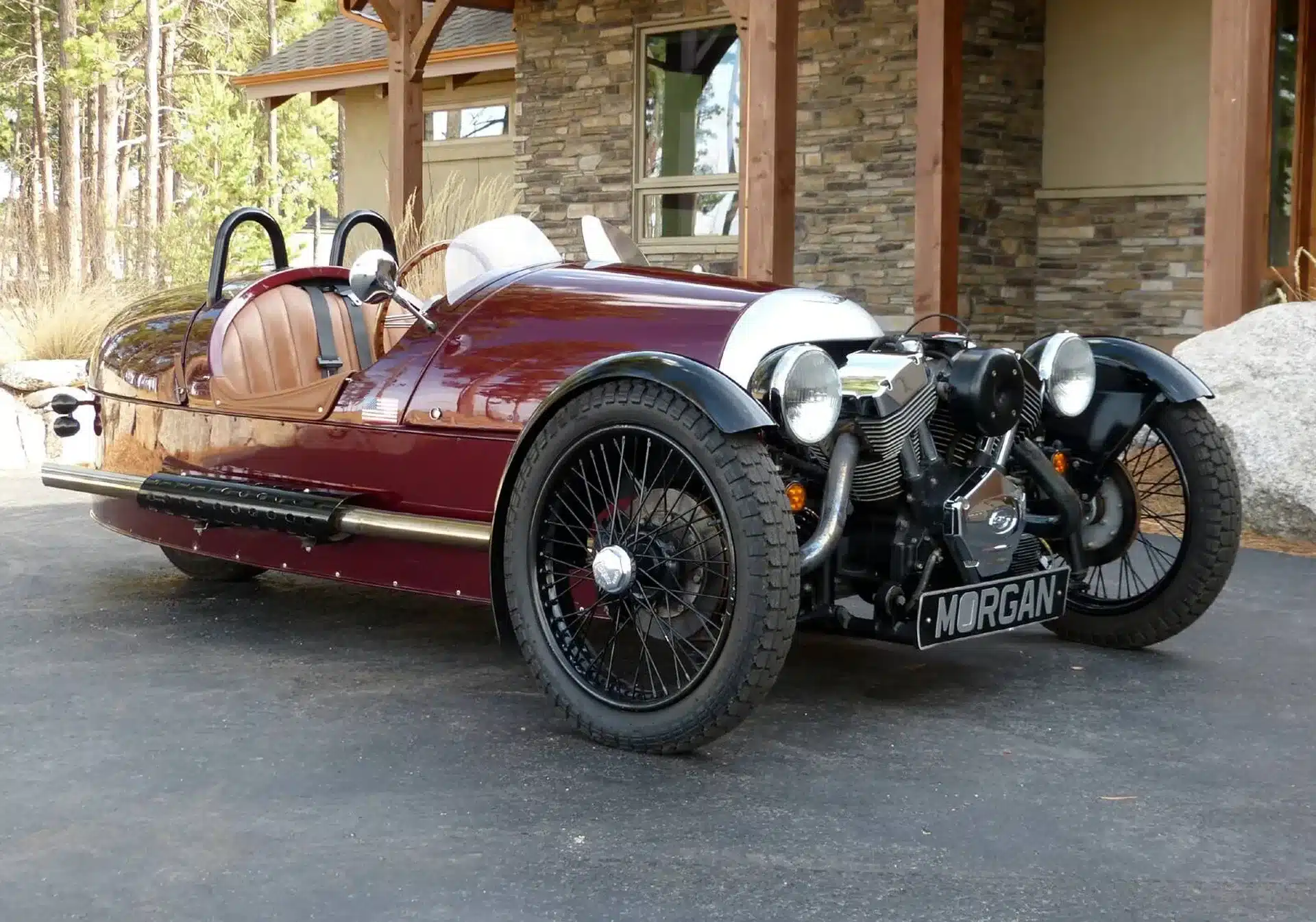 Morgan Three-Wheeler von 2012 in Burgunderrot, Dreiradfahrzeug mit offenem V2-Motor und Lederinterieur.