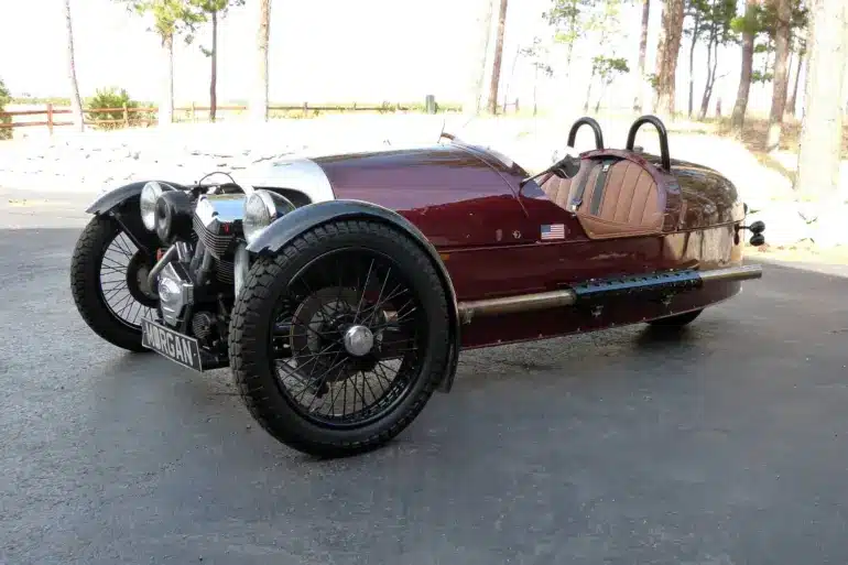 Morgan Three-Wheeler von 2012, burgundfarben, mit offenem V2-Motor und zwei Vorderrädern, Seitenansicht
