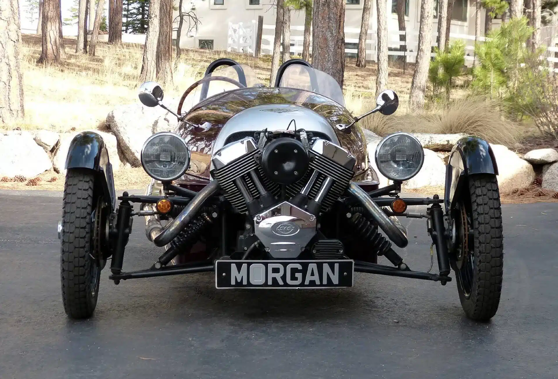 Der Morgan Three-Wheeler, Baujahr 2012, frontal fotografiert mit markant sichtbarem V2-Motor und typischer Dreirad-Anordnung