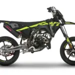 Moto Motard XM 50 Performance 2025, komplett in der Seitenansicht, mit auffälligen Neon-Akzenten und moderner Supermoto-Silhouette.