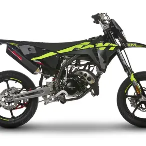 Moto Motard XM 50 Performance 2025, komplett in der Seitenansicht, mit auffälligen Neon-Akzenten und moderner Supermoto-Silhouette.