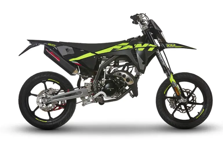 Moto Motard XM 50 Performance 2025, komplett in der Seitenansicht, mit auffälligen Neon-Akzenten und moderner Supermoto-Silhouette.