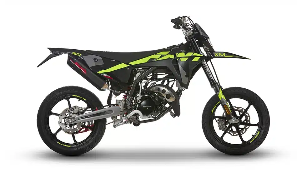 Moto Motard XM 50 Performance 2025, komplett in der Seitenansicht, mit auffälligen Neon-Akzenten und moderner Supermoto-Silhouette.