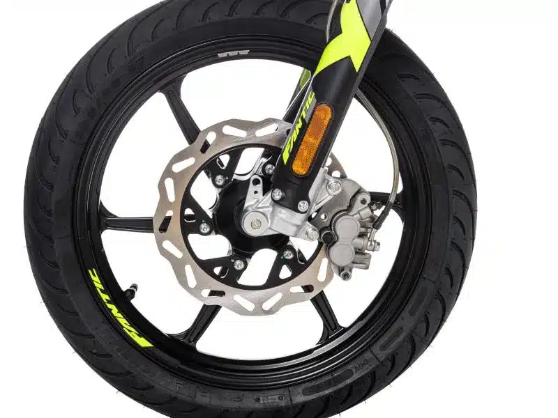 Vorderrad mit Wave-Bremsscheibe, Aluminiumguss-Felge und Reifen der Moto Motard XM 50 Performance