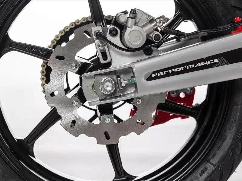 Detailfoto der Hinterradbremse mit Wave-Bremsscheibe und Alufelge der Moto Motard XM 50 Performance 2025
