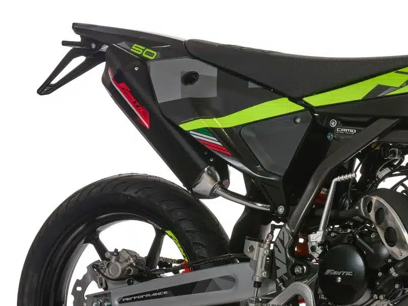 Detailansicht des Hecks und Fahrwerks der Moto Motard XM 50 Performance 2025, mit Fokus auf Rad, Sitzbank, Rahmen und Federung