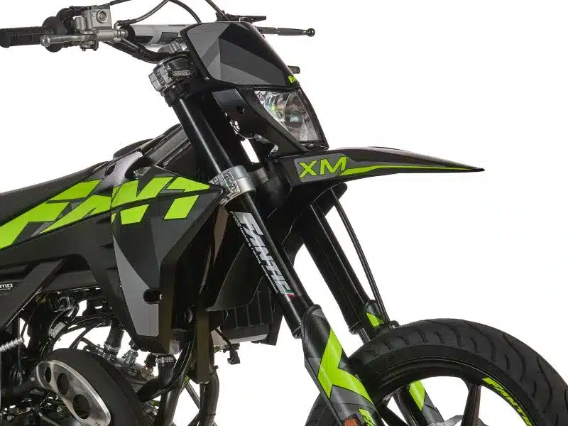 Nahaufnahme der Moto Motard XM 50 Performance 2025, Fokus auf Frontverkleidung, LED-Scheinwerfer und Upside-down-Gabel.