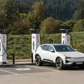 Polestar Elektroauto beim Laden an einer Ionity-Schnellladestation im Grünen