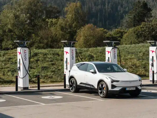 Polestar Elektroauto beim Laden an einer Ionity-Schnellladestation im Grünen