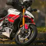 Fantic Stealth 125 Racing White Motorrad in Action auf der Straße