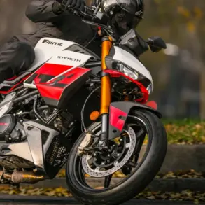 Fantic Stealth 125 Racing White Motorrad in Action auf der Straße
