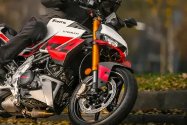 Fantic Stealth 125 Racing White Motorrad in Action auf der Straße