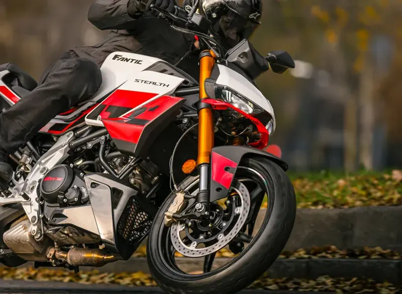 Fantic Stealth 125 Racing White Motorrad in Action auf der Straße