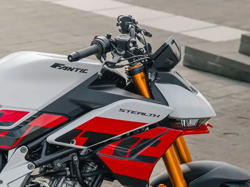 Fantic Stealth 125 Racing White Motorrad, seitliche Nahaufnahme mit auffälliger Lackierung und Upside-down-Gabel