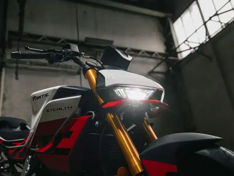 Fantic Stealth 125 Racing White, Nahaufnahme des LED-Frontscheinwerfers und Fahrwerks