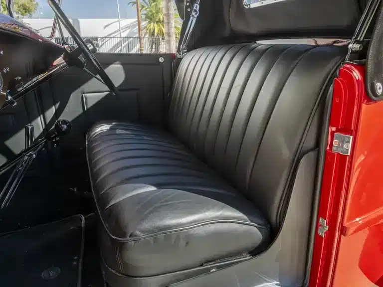 Schwarze Ledersitzbank im Innenraum eines restaurierten Stutz Model BB Custom Black Hawk Speedster von 1928.