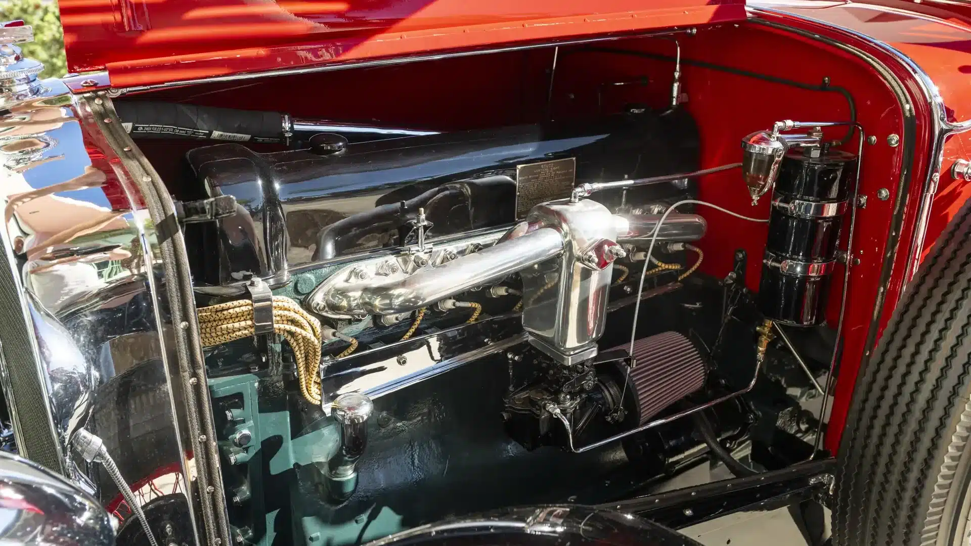 Motorraum eines restaurierten Stutz Model BB Custom Black Hawk Two-Passenger Speedster von 1928 mit dem charakteristischen Reihenachtzylinder und verchromten Motorteilen