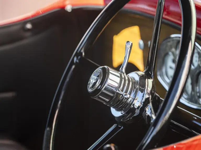 Lenkrad mit Chrom-Details im Cockpit eines Stutz Black Hawk Speedster von 1928