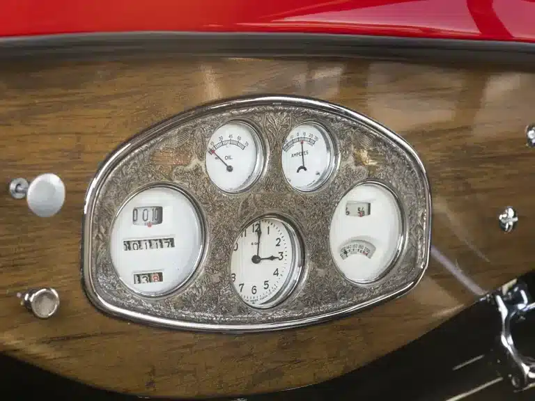 Armaturenbrett mit klassischen Rundinstrumenten und Holzverkleidung im Stutz Model BB Black Hawk Speedster von 1928