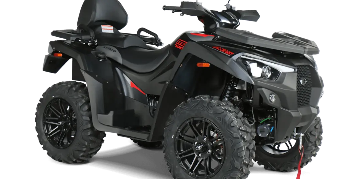 Kymco MXU 700i EPS ABS T3b ATV in seitlicher Frontansicht auf schwarzem Hintergrund