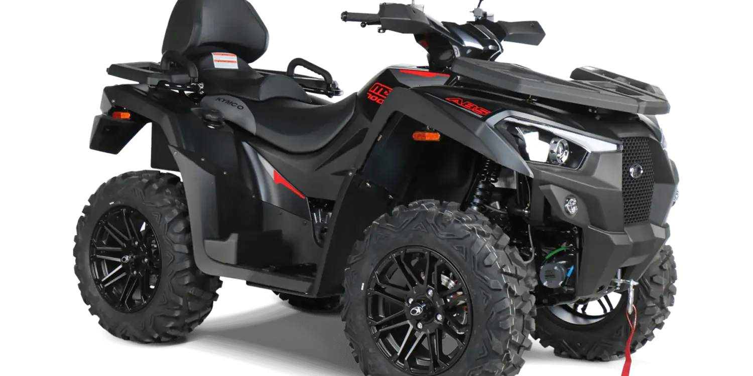 Kymco MXU 700i EPS ABS T3b ATV in seitlicher Frontansicht auf schwarzem Hintergrund