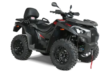 Kymco MXU 700i EPS ABS T3b ATV in seitlicher Frontansicht auf schwarzem Hintergrund