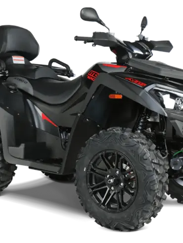 Kymco MXU 700i EPS ABS T3b ATV in seitlicher Frontansicht auf schwarzem Hintergrund
