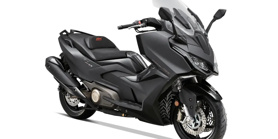 KYMCO AK 575i ABS Premium Maxi-Scooter in mattem Schwarz, seitliche Ansicht auf weißem Hintergrund.