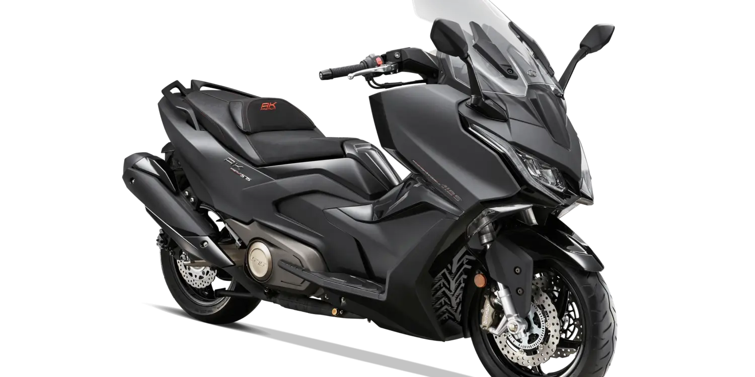 KYMCO AK 575i ABS Premium Maxi-Scooter in mattem Schwarz, seitliche Ansicht auf weißem Hintergrund.