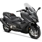 KYMCO AK 575i ABS Premium Maxi-Scooter in mattem Schwarz, seitliche Ansicht auf weißem Hintergrund.