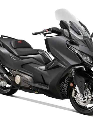 KYMCO AK 575i ABS Premium Maxi-Scooter in mattem Schwarz, seitliche Ansicht auf weißem Hintergrund.