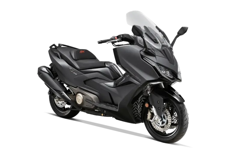 KYMCO AK 575i ABS Premium Maxi-Scooter in mattem Schwarz, seitliche Ansicht auf weißem Hintergrund.