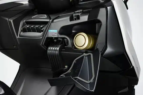 Offenes Ablagefach mit USB-Anschluss eines KYMCO AK 575i ABS Premium Maxi-Scooters
