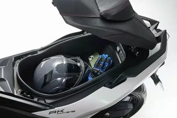 Helm und Handschuhe im geräumigen Stauraum des KYMCO AK 575i ABS Premium unter der Sitzbank