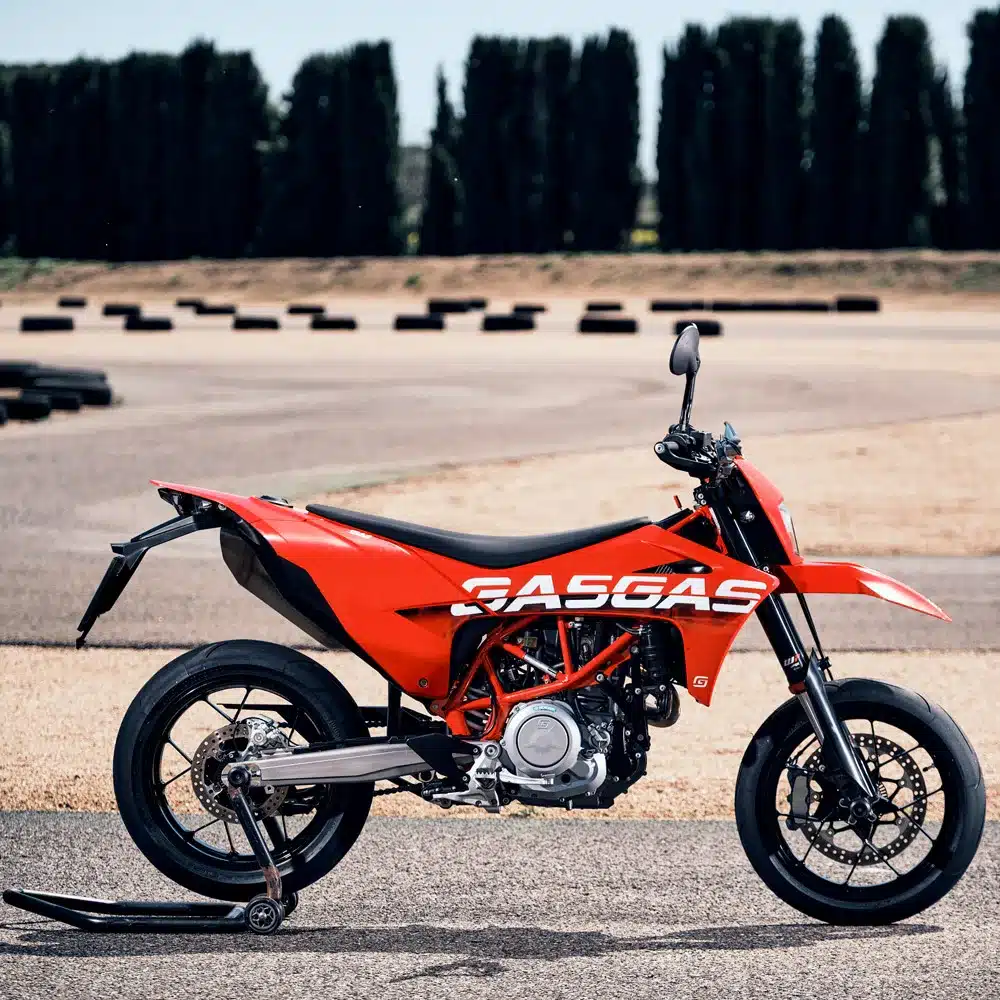 GasGas SM 700 2024 Supermoto-Motorrad in Rot auf einer Rennstrecke