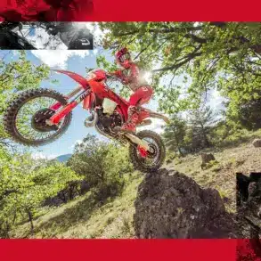 GASGAS EC 300 2026 Enduro-Motorrad springt über Fels im Wald bei Sonnenschein