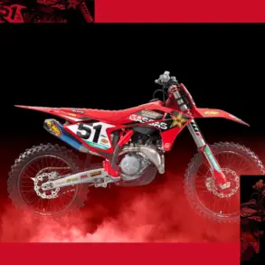 Seitenansicht der GASGAS MC 450F Factory Edition 2025 Motocross-Maschine mit rotem Sitzbankbezug und Racing-Dekor.
