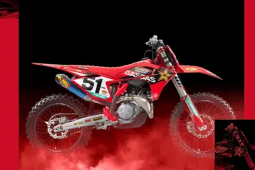 Seitenansicht der GASGAS MC 450F Factory Edition 2025 Motocross-Maschine mit rotem Sitzbankbezug und Racing-Dekor.