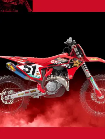 Seitenansicht der GASGAS MC 450F Factory Edition 2025 Motocross-Maschine mit rotem Sitzbankbezug und Racing-Dekor.