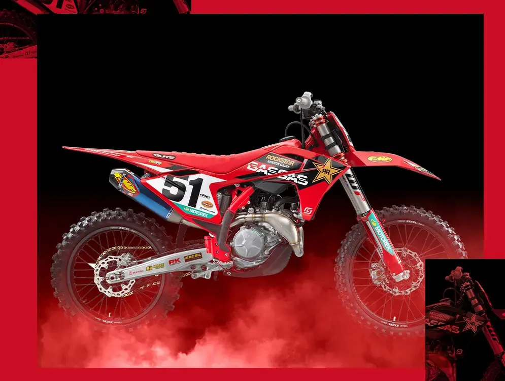 Seitenansicht der GASGAS MC 450F Factory Edition 2025 Motocross-Maschine mit rotem Sitzbankbezug und Racing-Dekor.
