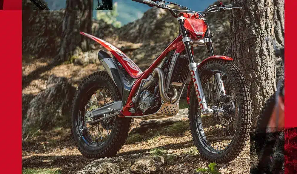 GASGAS TXT Racing 280 Motorrad im Wald auf felsigem Untergrund