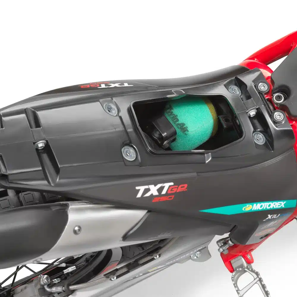 Airbox und grüner Twin-Air-Filter einer GASGAS TXT GP 250 2025 aus der Nähe