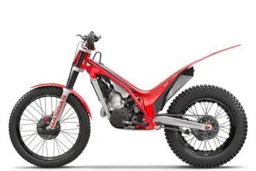 GasGas TXT RACING 300 2025, Trial-Motorrad in Rot, Seitenansicht auf weißem Hintergrund.