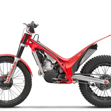GasGas TXT RACING 300 2025, Trial-Motorrad in Rot, Seitenansicht auf weißem Hintergrund.