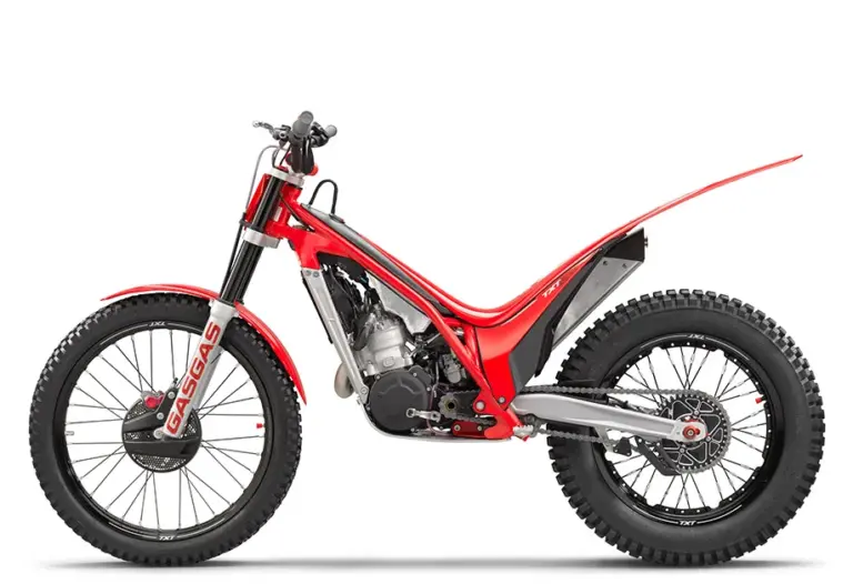 GasGas TXT RACING 300 2025, Trial-Motorrad in Rot, Seitenansicht auf weißem Hintergrund.