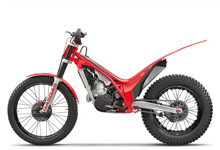 GasGas TXT RACING 300 2025, Trial-Motorrad in Rot, Seitenansicht auf weißem Hintergrund.