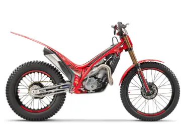 Seitenansicht der GASGAS TXT GP 300 2025, einem modernen roten Trial-Motorrad mit TECH-Gabel, Aluminiumrahmen und Michelin-X11-Reifen.