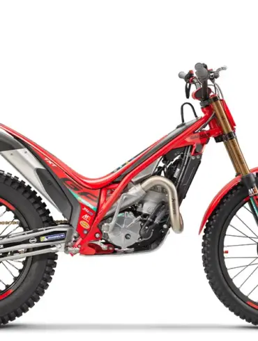 Seitenansicht der GASGAS TXT GP 300 2025, einem modernen roten Trial-Motorrad mit TECH-Gabel, Aluminiumrahmen und Michelin-X11-Reifen.